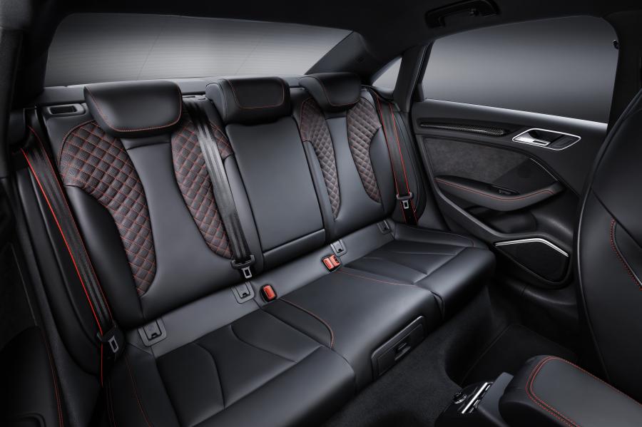 Интерьер Audi RS3 Sedan (8V) 2016 года  (WW) (фото 18 из 47)